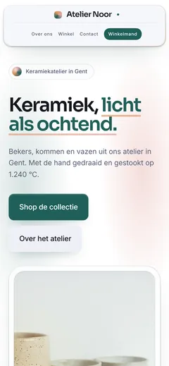 De homepagina van Atelier Noor, een keramiekatelier in Gent, in het ontwerp Glas: bekers en vazen in zacht licht.