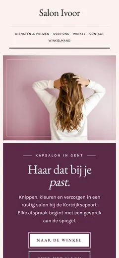 De homepagina van Salon Ivoor, een kapsalon, in het ontwerp Spiegel: lang haar tegen een roze muur naast een paars vlak.