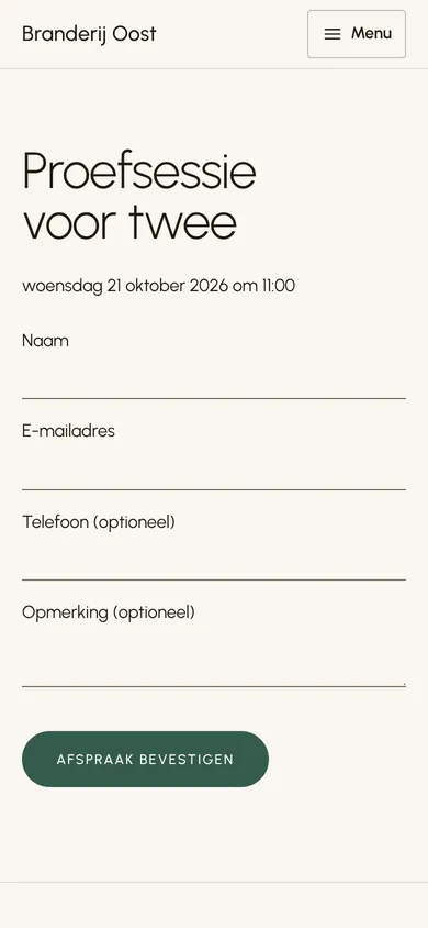 Een klant boekt een proefsessie op haar gsm.